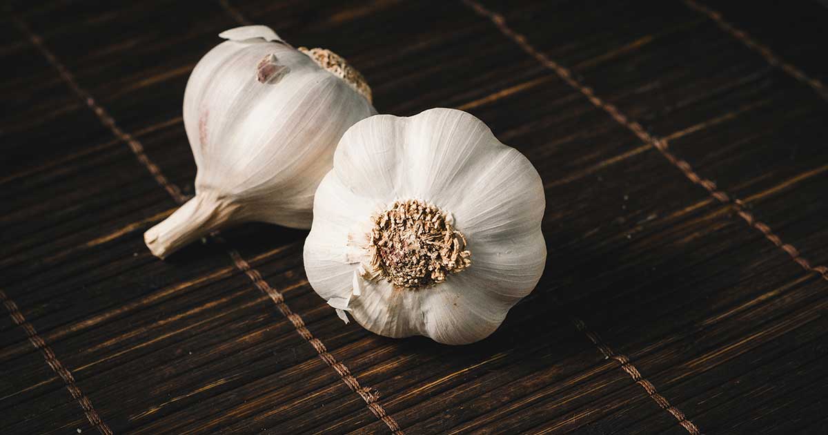 two garlic shallots: an example of foods to avoid with lupus